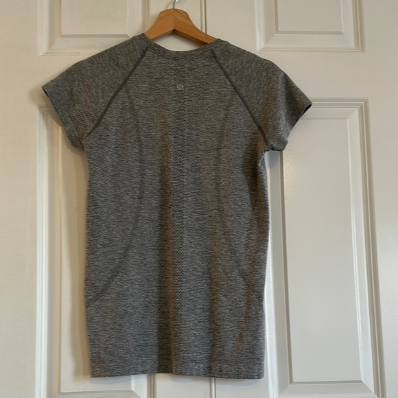 Lululemon Swiftly Tech Short Sleeved Shirt 2.0 - Picture 2 of 3